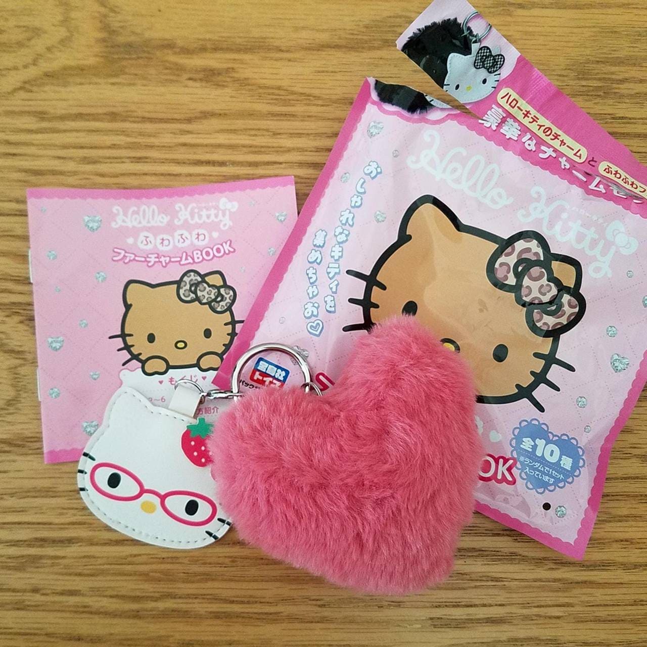 ハローキティ ふわふわファーチャームBOOK
